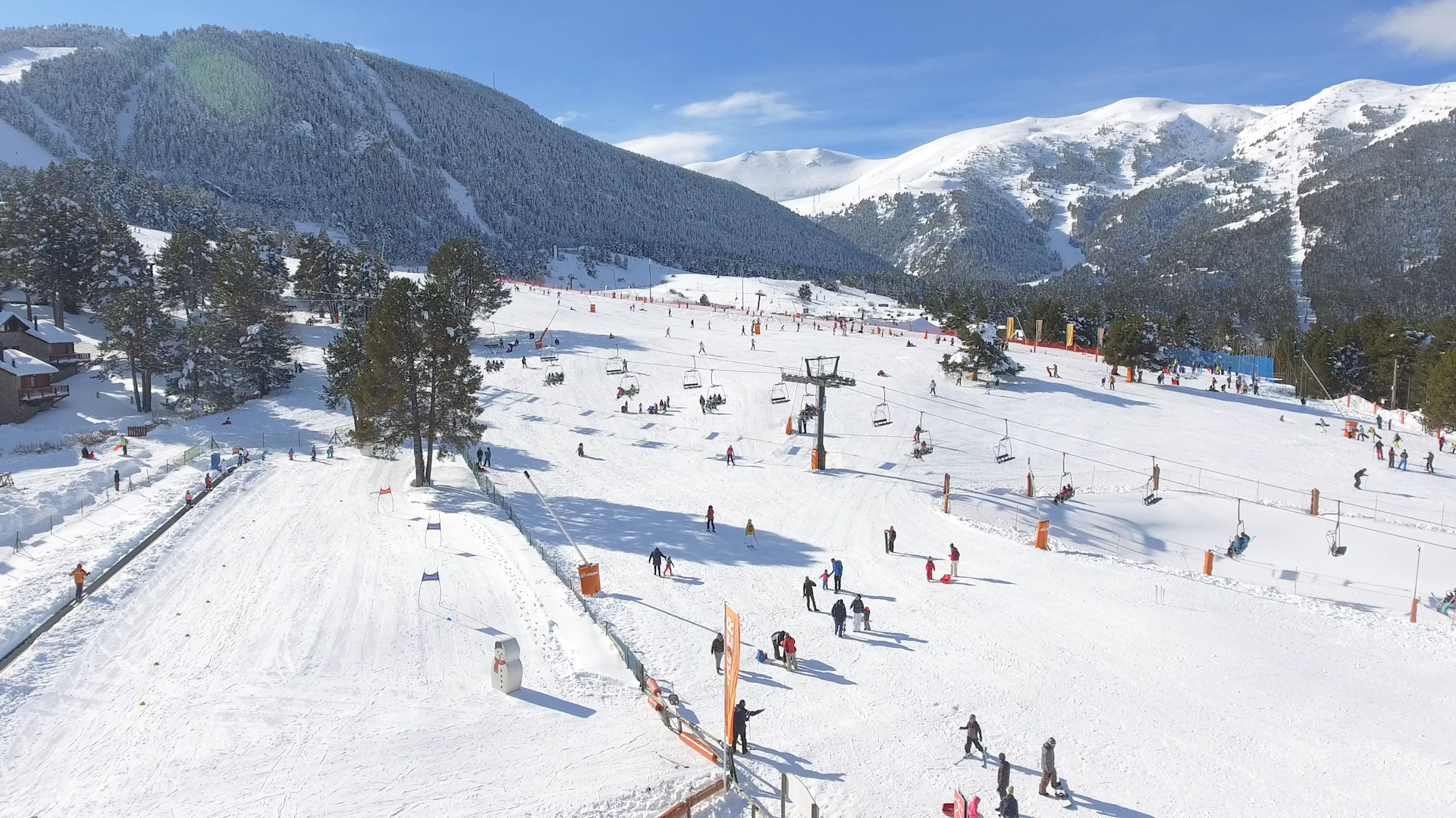 Skigebietskarte mit blau-roten und schwarzen Pisten