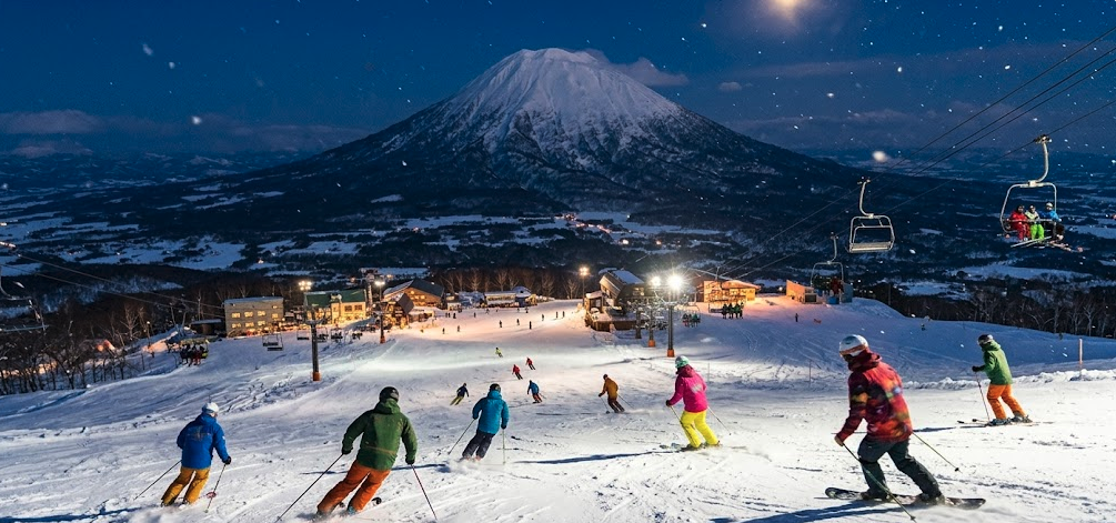 Estación de esquí en Japón con nieve polvo champagne